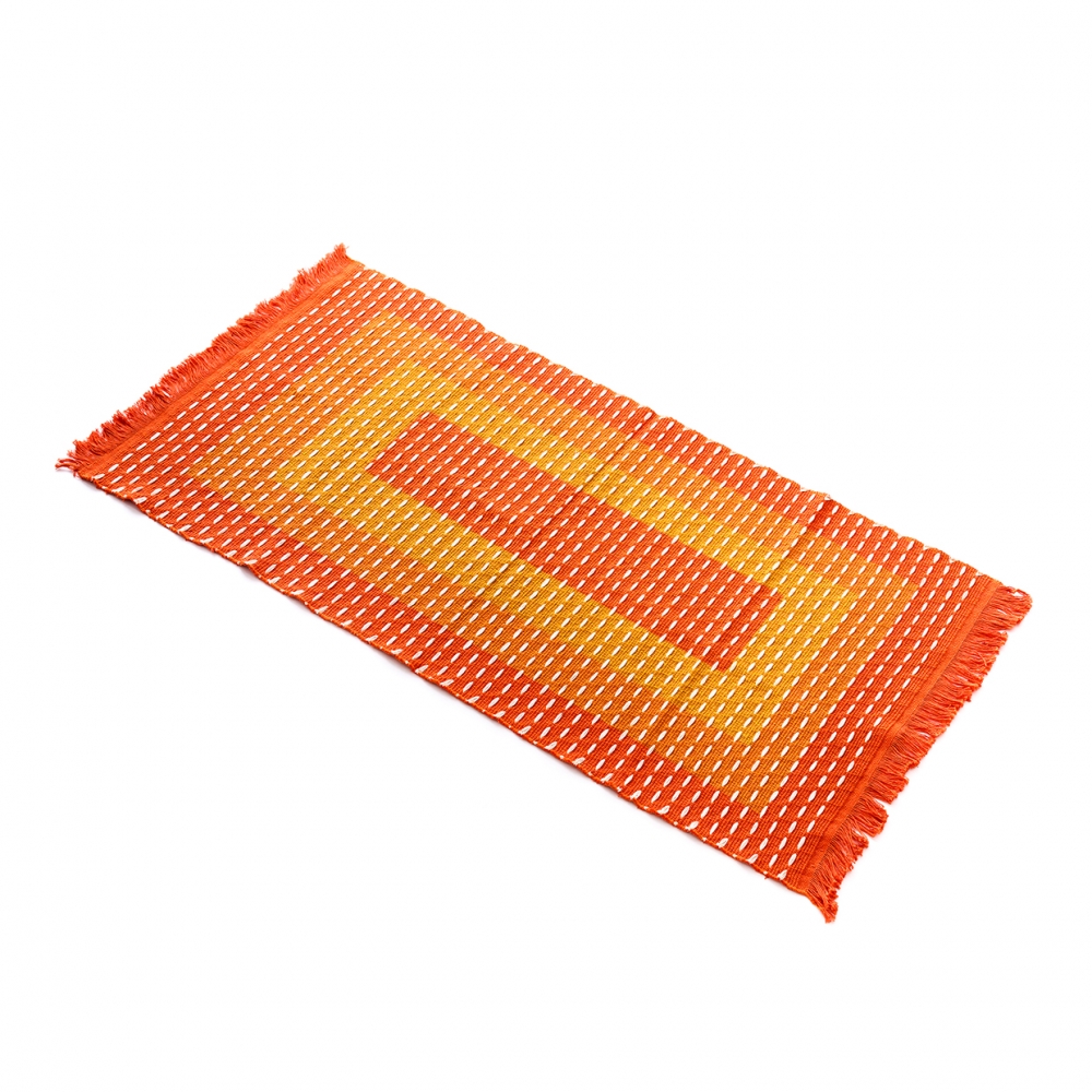 Imagen en la que se ve una alfombra naranja en perspectiva diagonal