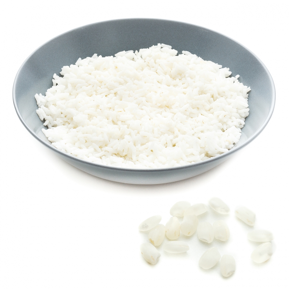 Imagen en la que se ve un plato azul que contiene granos de arroz