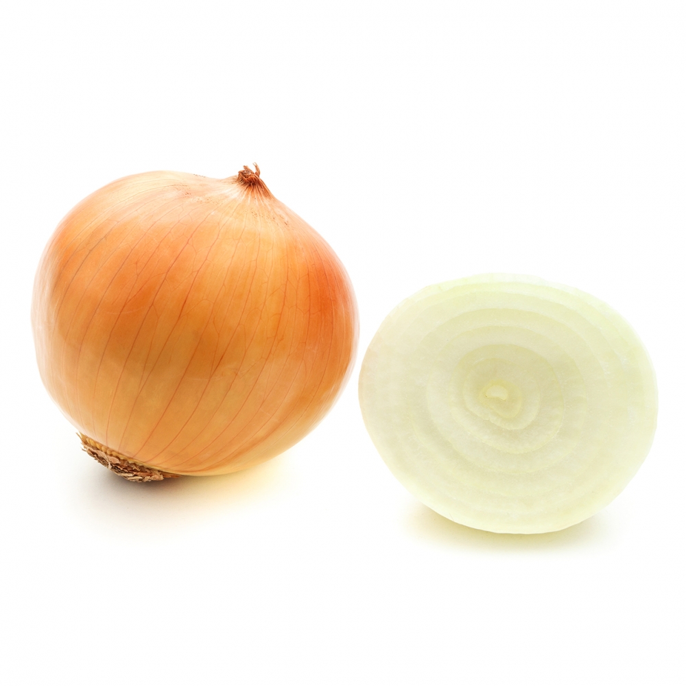 Imagen en la que se ve una cebolla con piel y una cebolla partida por la mitad