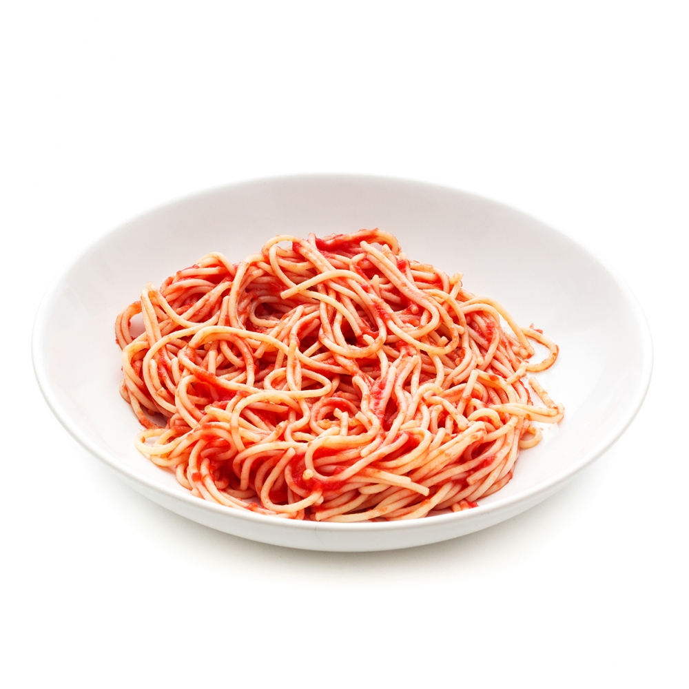 Imagen en la que se ve un plato de espaguetis con tomate frito