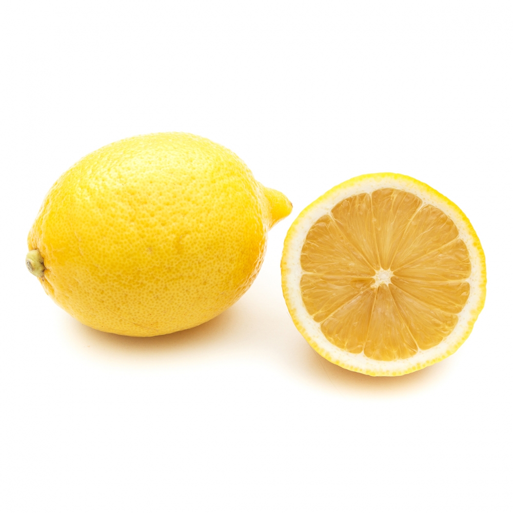 Imagen en la que se ve un limón entero y medio delante de él