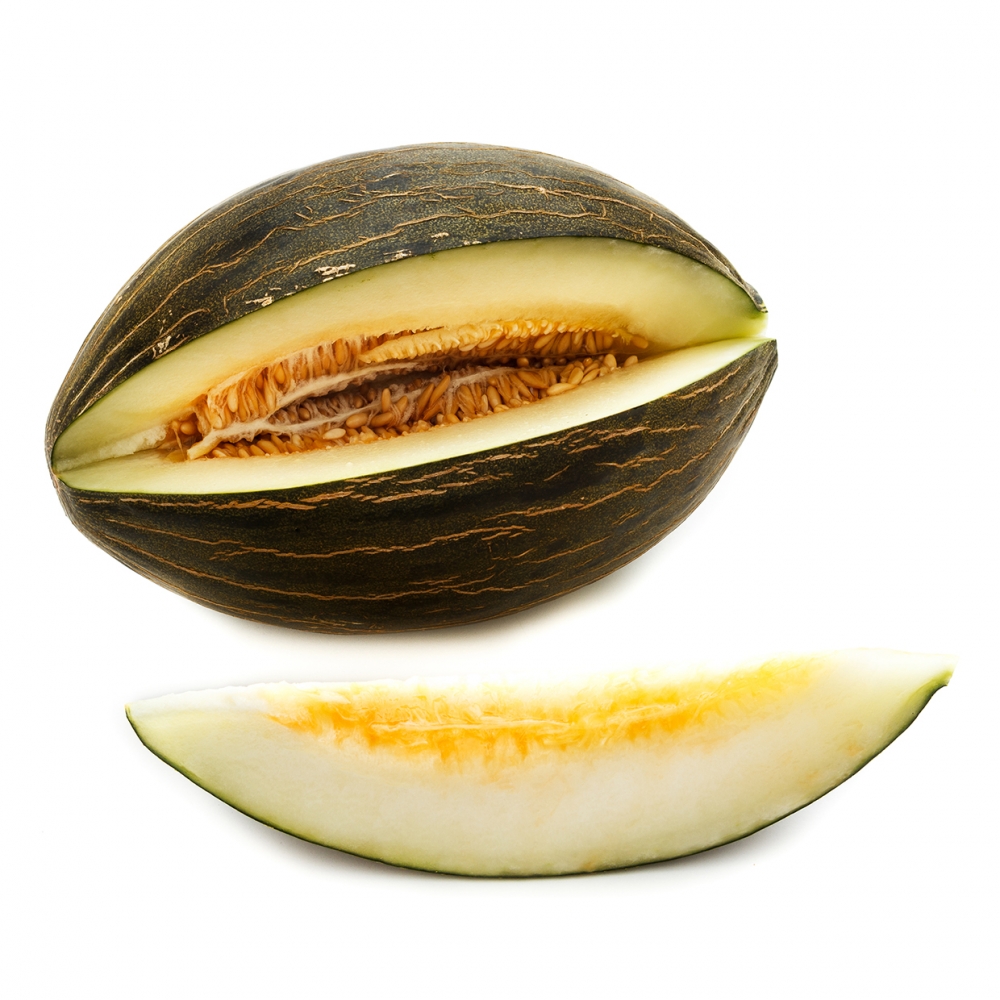Imagen en la que se ve un melón abierto y una rodaja delante de él