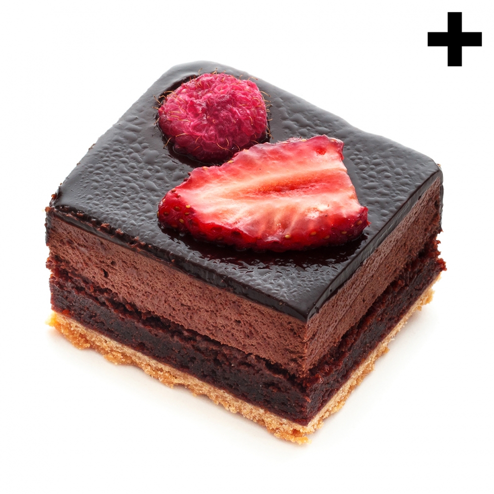 Imagen en la que se ve un pastel de chocolate rematado por dos trozos de fresa
