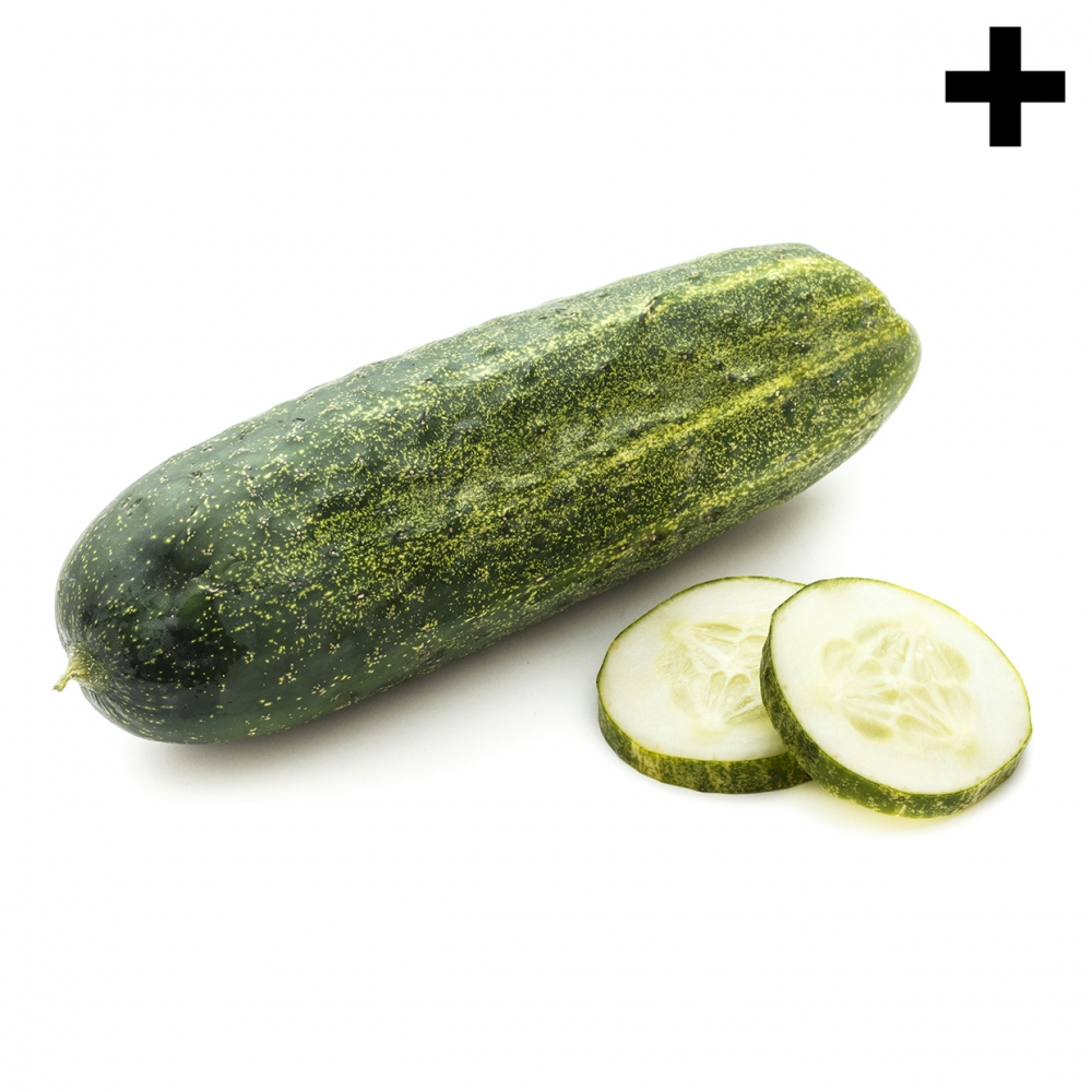 Imagen en la que se ve un pepino entero y dos rodajas a su lado