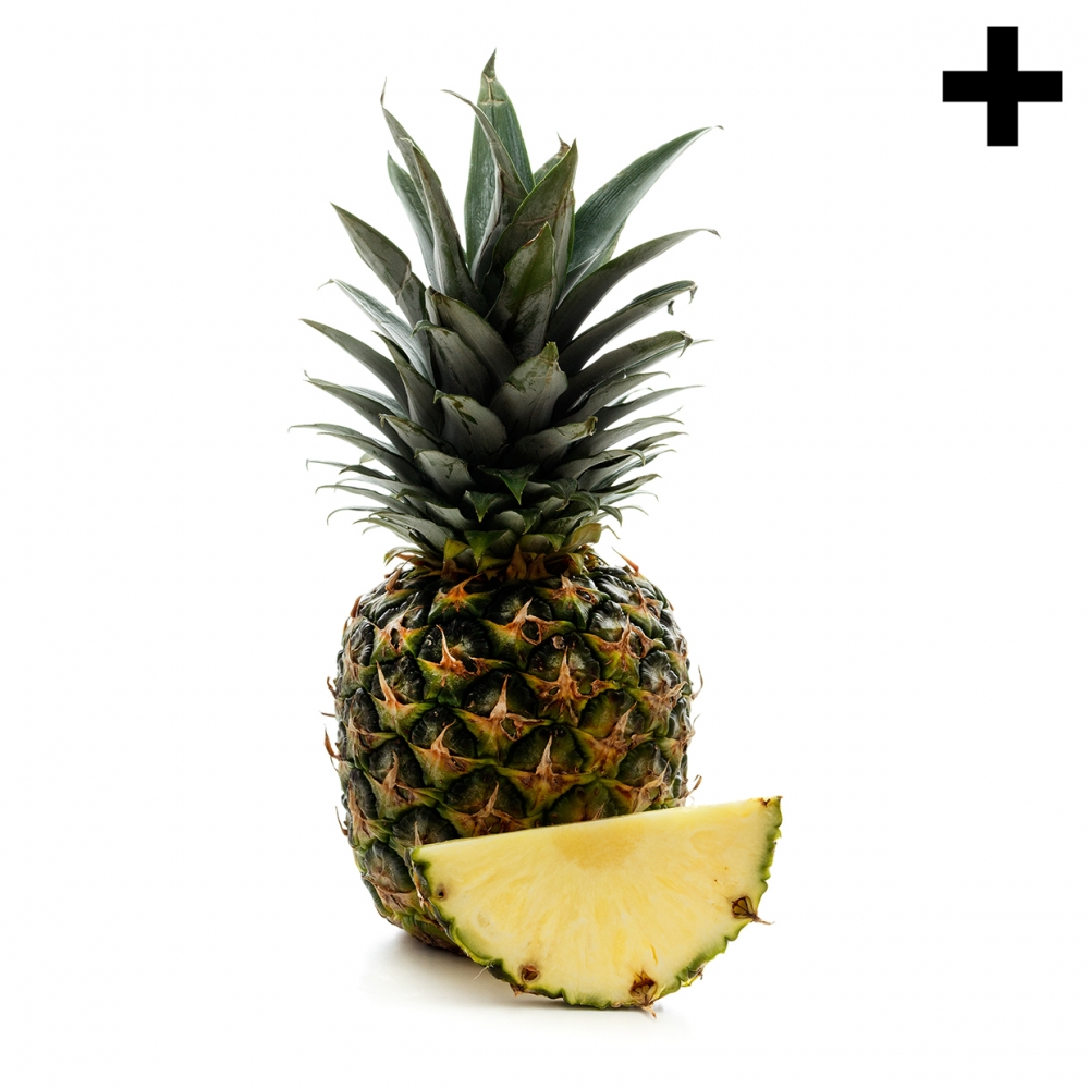 Imagen en la que se ve una piña entera al fondo y una rodaja al frente