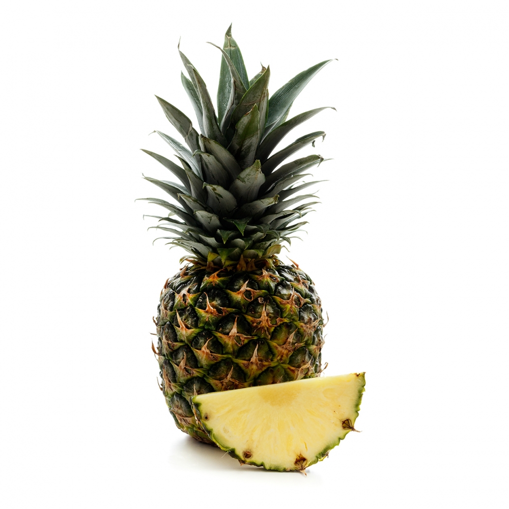 Imagen en la que se ve una piña entera al fondo y una rodaja al frente