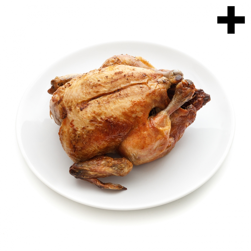 Imagen en la que se ve un pollo asado sobre un plato
