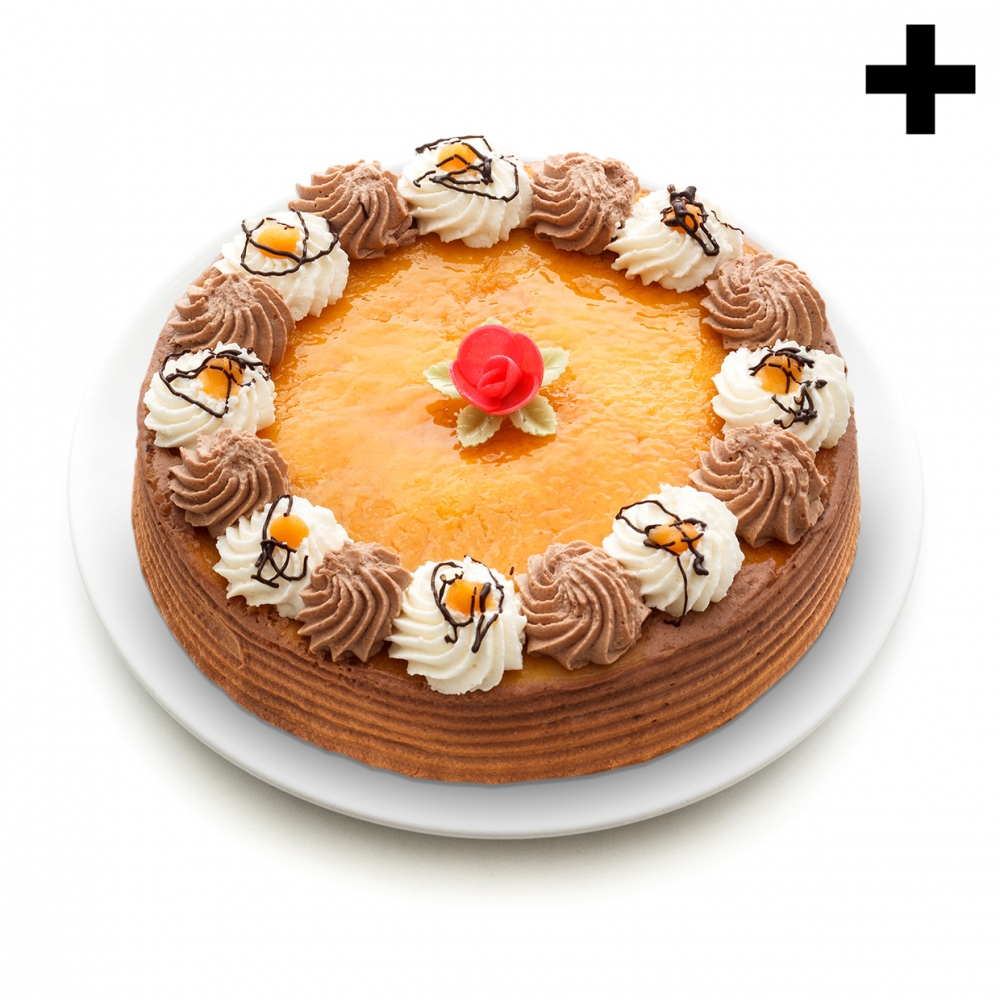 Imagen en la que se ve una tarta entera rematada por nata, trufa y una flor