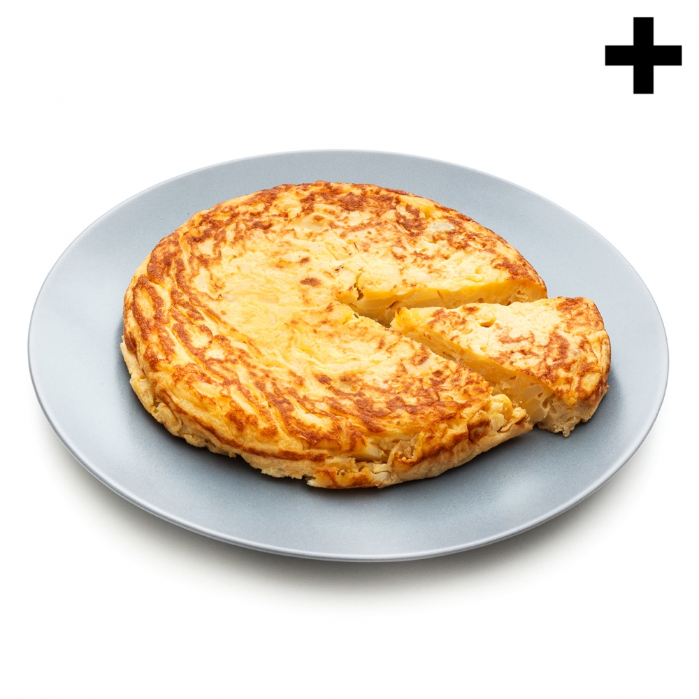 Imagen en la que se ve un plato con una tortilla de patata entera a la que se le ha cortado un trozo que sobresale ligeramente de la tortilla