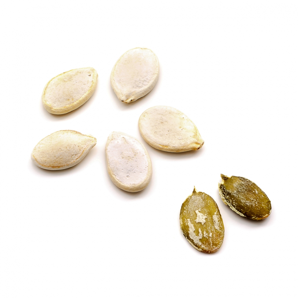 Imagen en la que se ven pipas de calabaza peladas y sin pelar