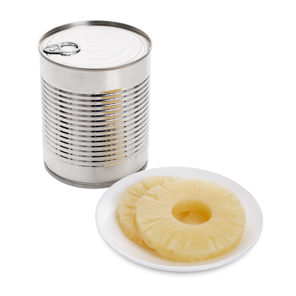 Imagen en la que se ve un bote de piña en almíbar