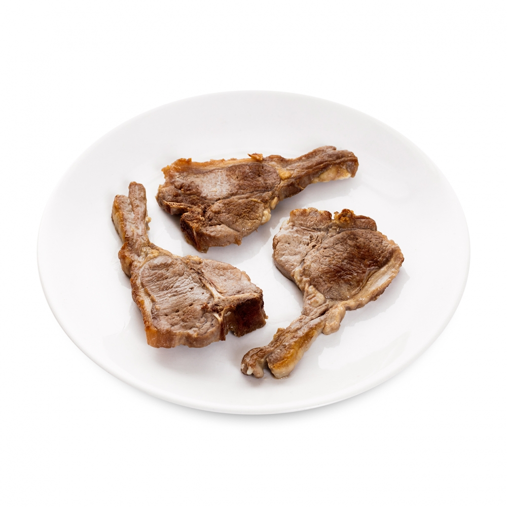 Imagen en la que se ve un plato de chuletas de cordero