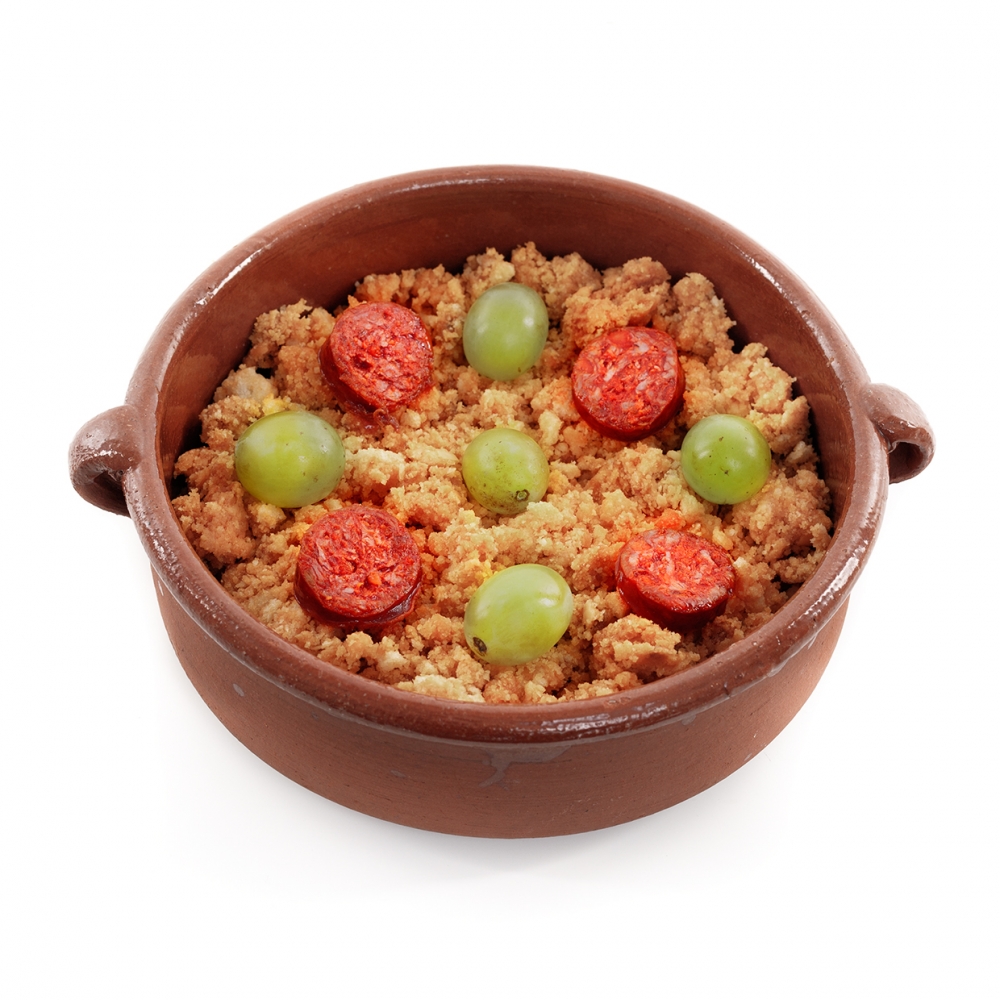 Imagen en la que se ve una cazuelita de migas