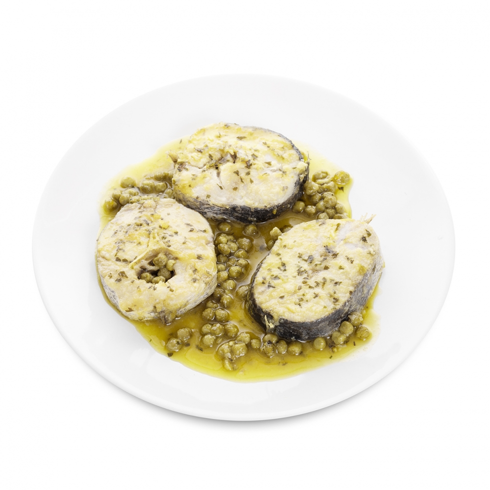 Imagen en la que se ve un plato con merluza en salsa verde