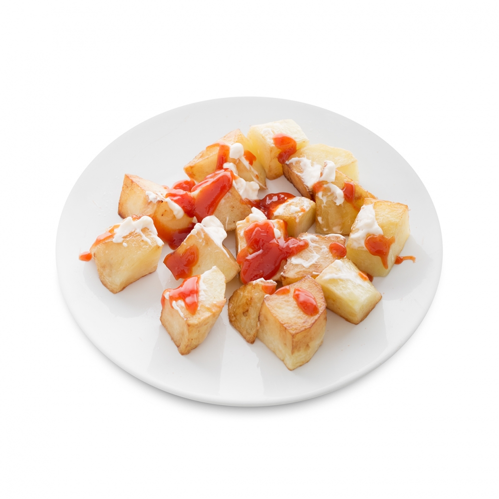 Imagen en la que se ve un plato de patatas bravas