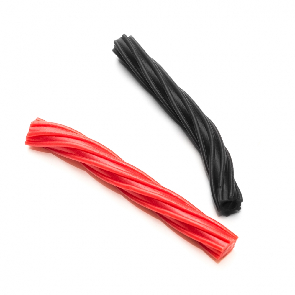 Imagen en la que se ven un regaliz rojo y otro negro