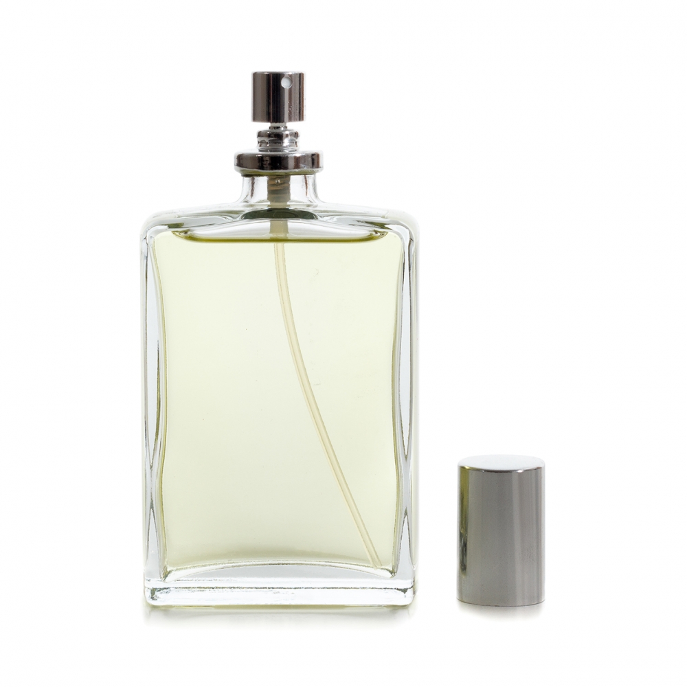 Imagen en la que se un bote de colonia con el tapón a un lado y el vaporizador visible