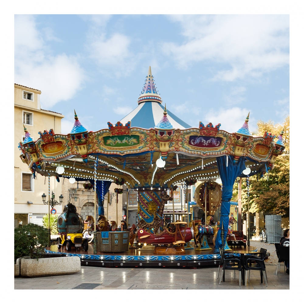 Imagen en la que se ve un tiovivo