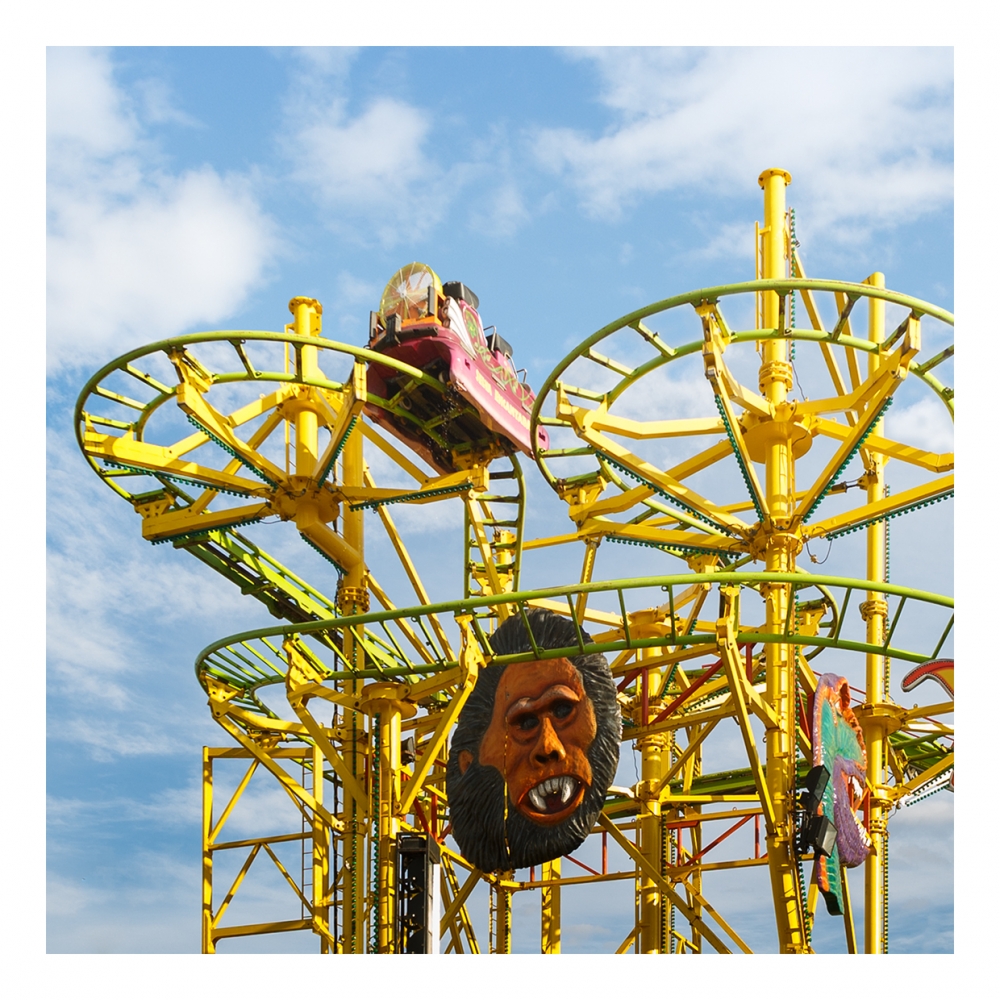 Imagen en la que se ve una montaña rusa