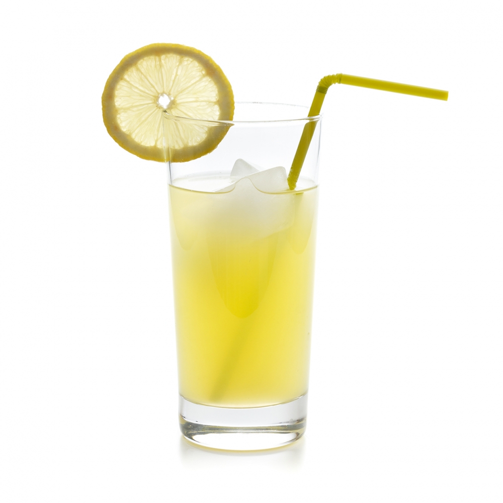 Imagen en la que se ve un vaso con limonada, una rodaja de limón en el borde y una pajita amarilla