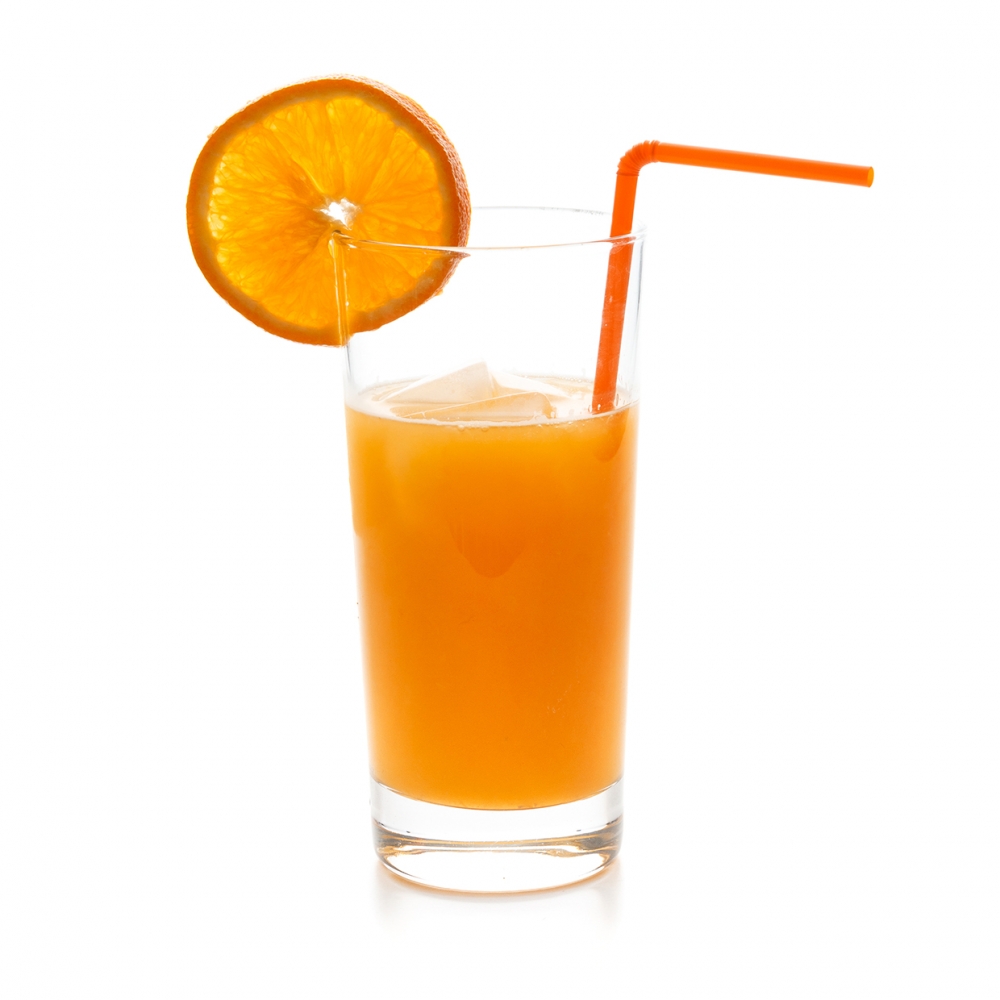 Imagen en la que se ve un vaso con naranjada, una rodaja de limón en el borde y una pajita naranja
