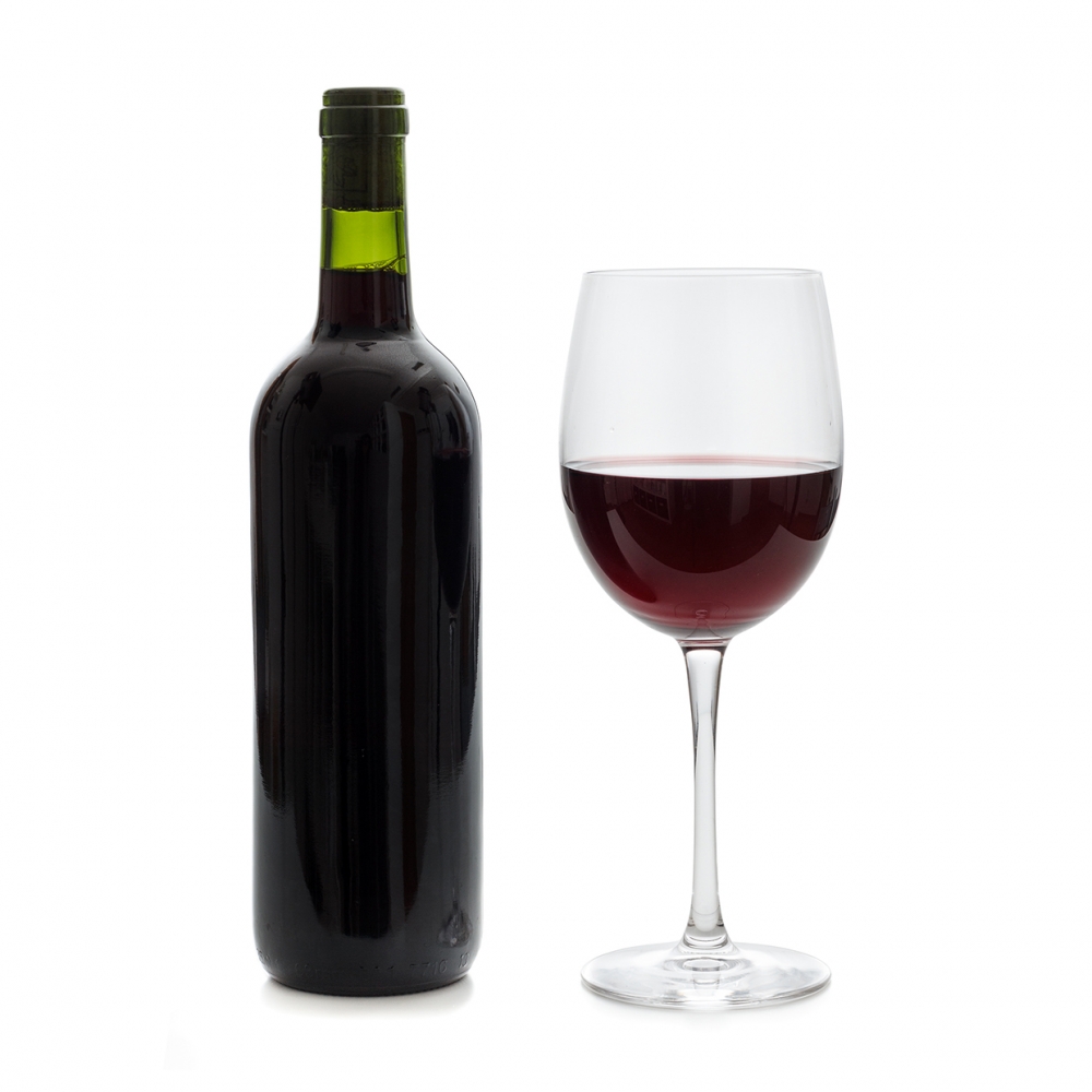 Imagen en la que se ve una botella y una copa con vino