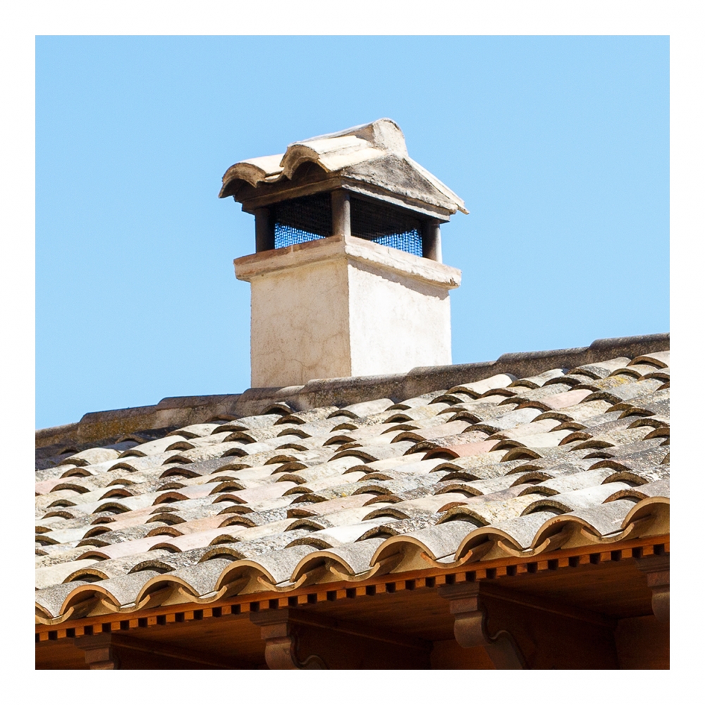 Imagen en la que se ve una chimenea en un tejado