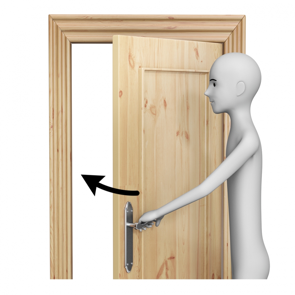 Una persona cerrando una puerta