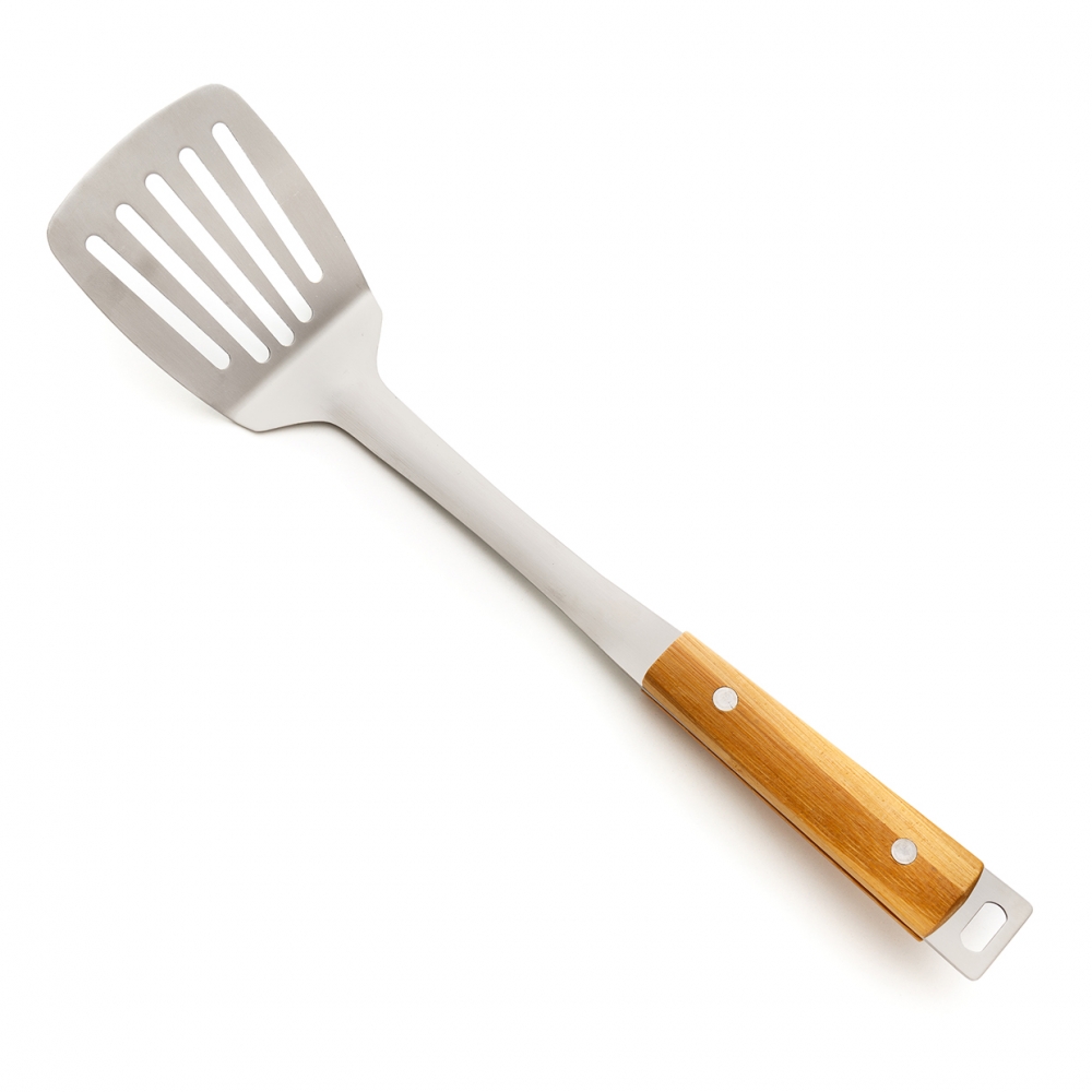 Imagen en la que se ve una rasera de cocina de metal plateada con mango de madera