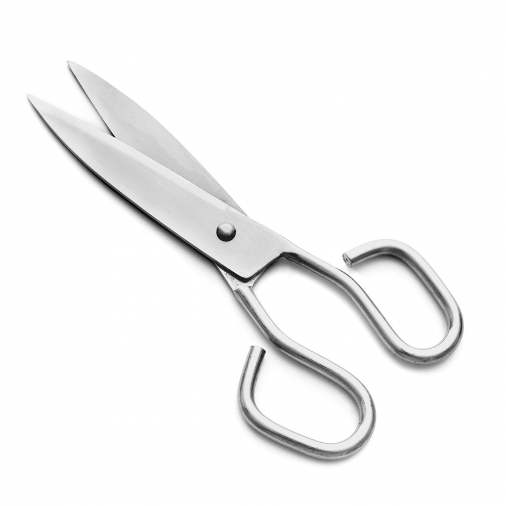 Imagen en la que se ve unas tijeras de cocina de metal plateado ligeramente abiertas