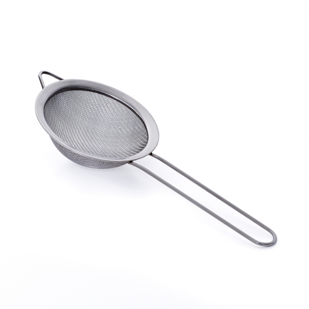 Imagen en la que se ve un colador metálico