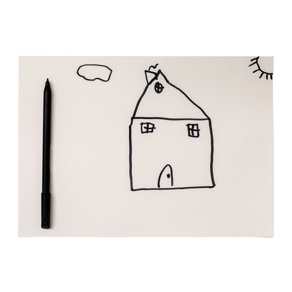Imagen en la que se ve una hoja con un dibujo infantil de una casa, un solo y una nube. A su lado tiene un rotulador.