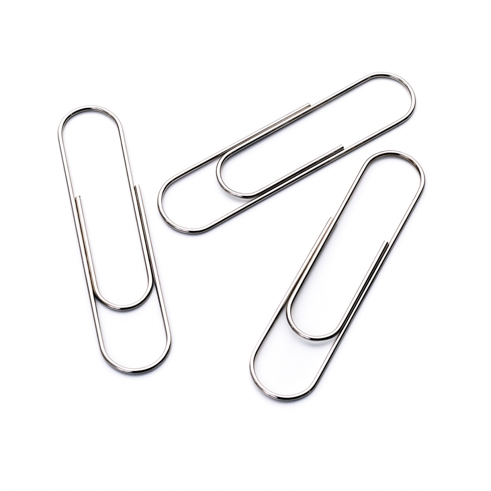 Imagen en la que aparecen varios clips metálicos