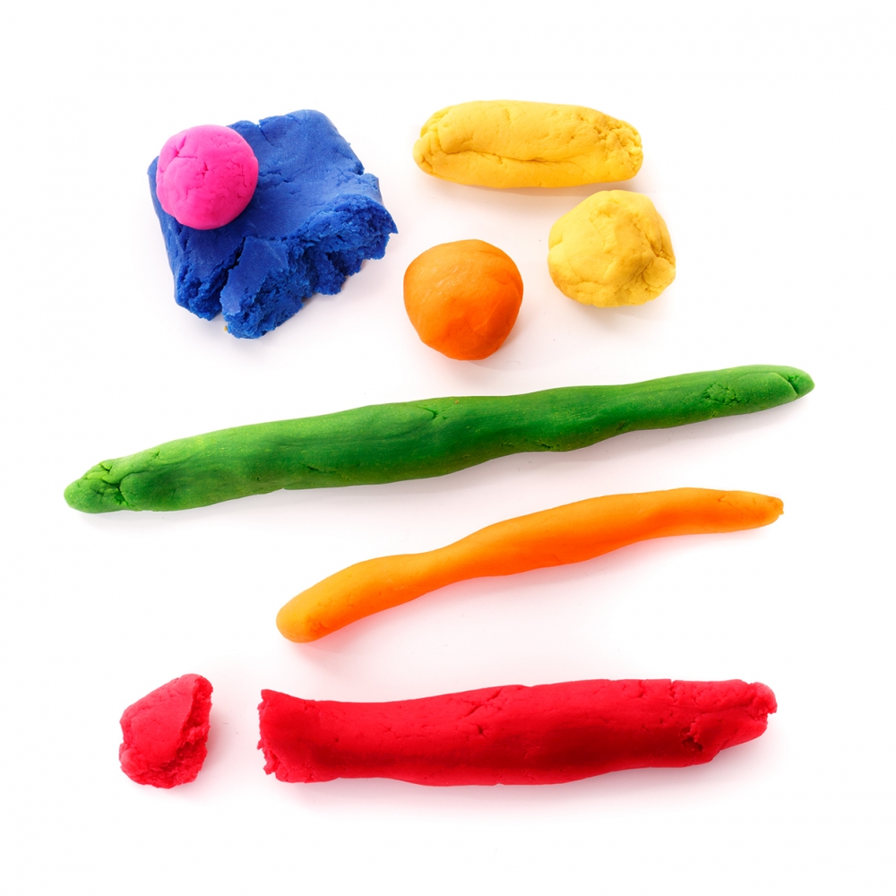 Imagen en la que aparecen varios trozos de plastilina de colores