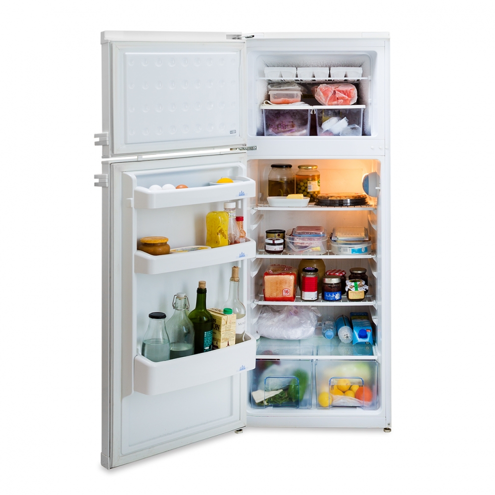 Imagen en la que se ve un frigorífico con la puerta abierta