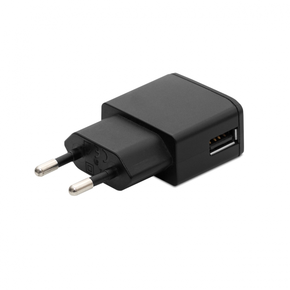 Imagen en la que se ve un cargador USB