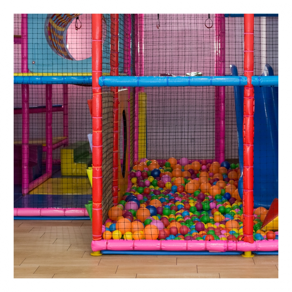 Imagen en la que se ve un parque de bolas