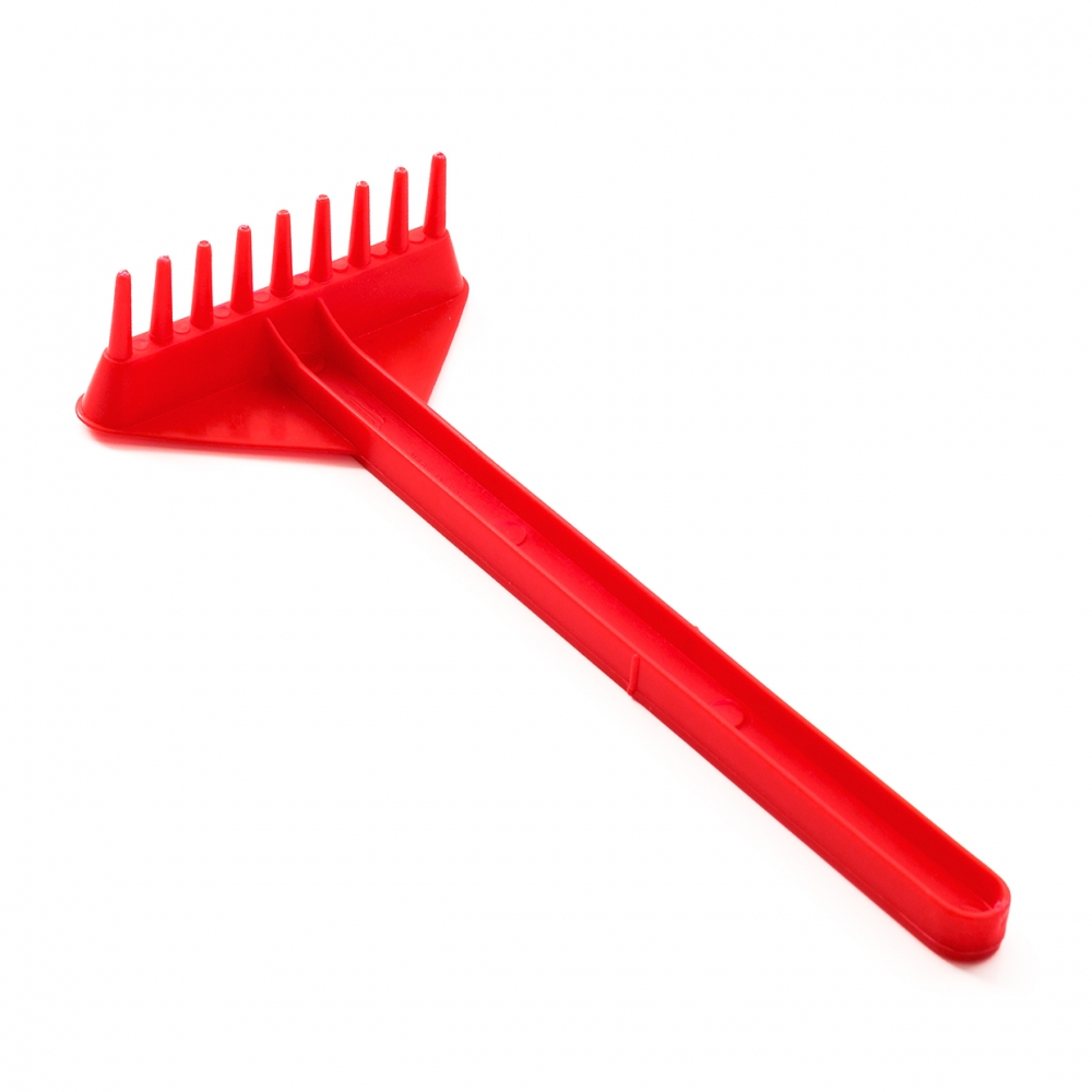 Imagen en la que se ve un rastrillo de playa