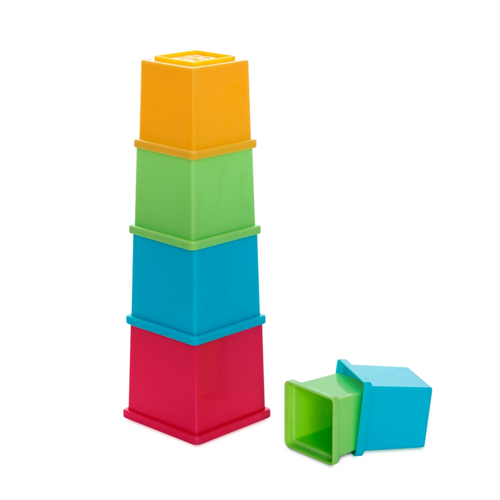 Imagen en la que se ve el juego de cubos apilables