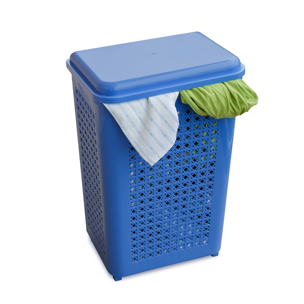 Imagen en la que se ve el cubo de la ropa sucia