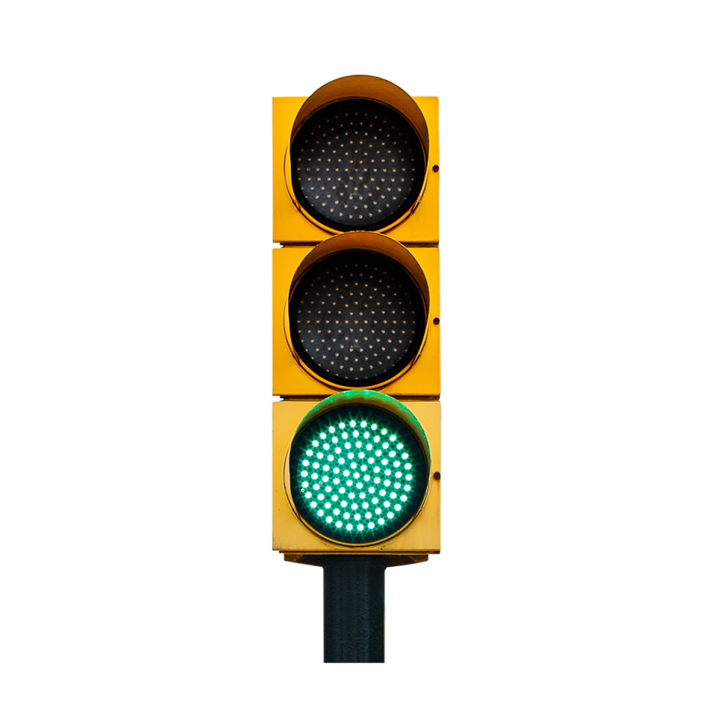 Imagen en la que se ve un semáforo con la luz verde iluminada