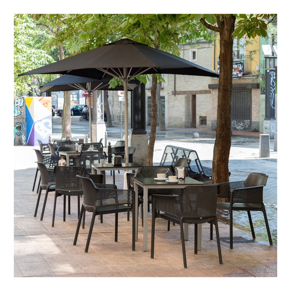 Imagen en la que se ve una terraza de bar