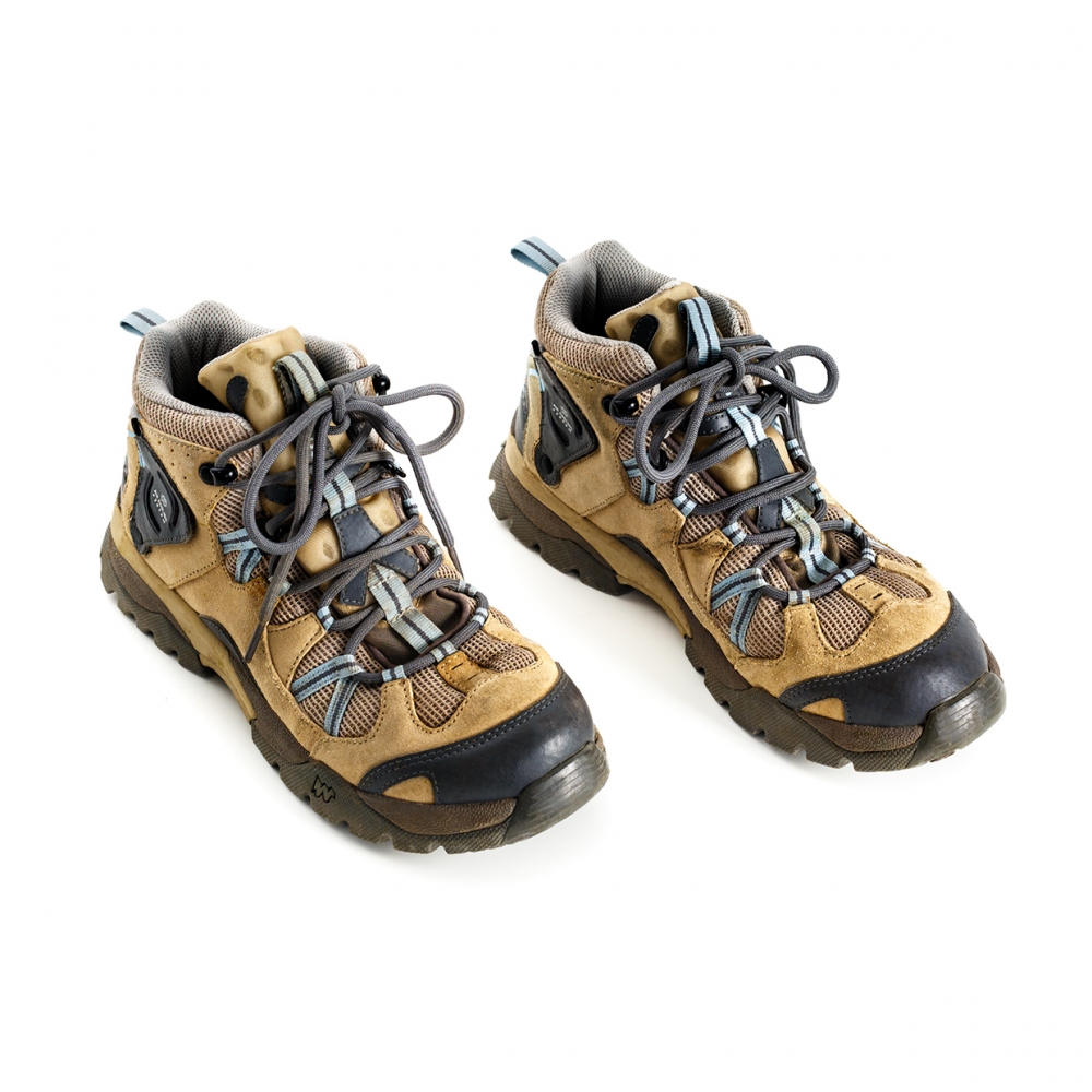 Imagen en la que se ven un par de botas de montaña