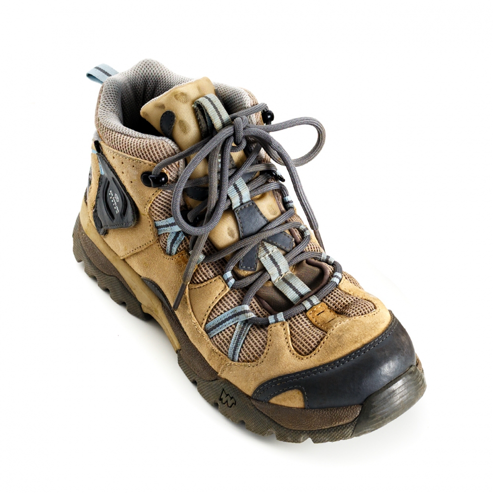 Imagen en la que se ve una bota de montaña