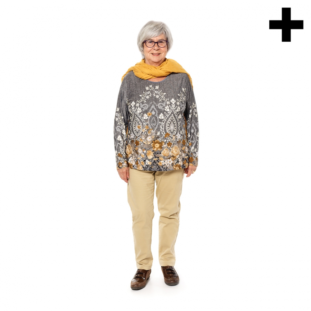 Imagen en la que se ve una mujer mayor de cuerpo entero