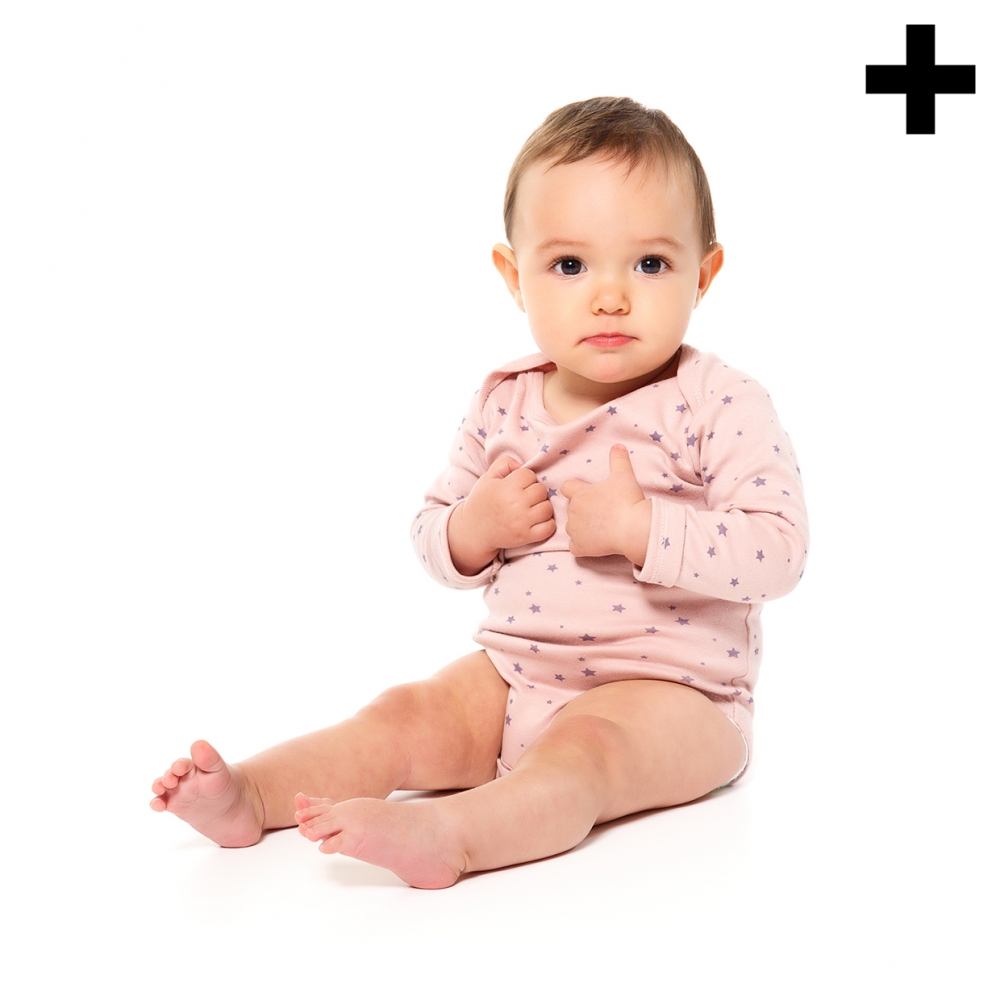 Imagen en la que se ve un bebé sentado en el suelo