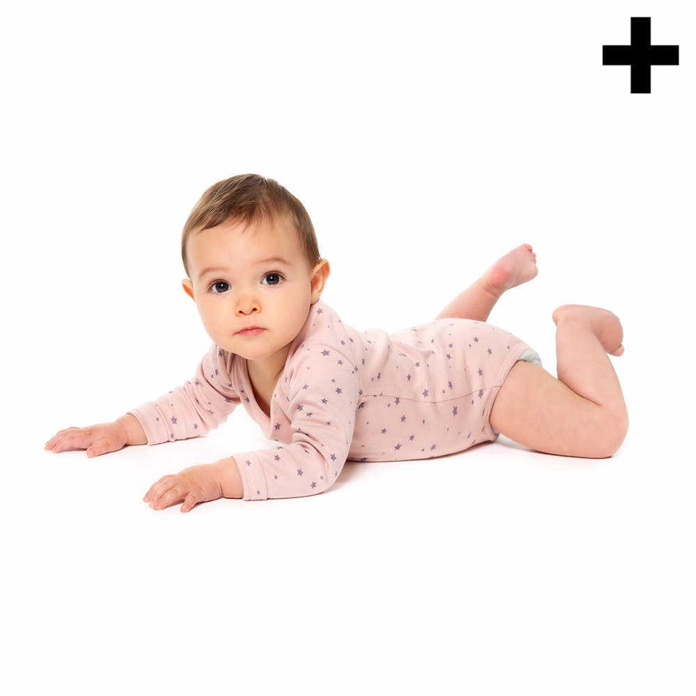 Imagen en la que se ve un bebé tumbado en el suelo