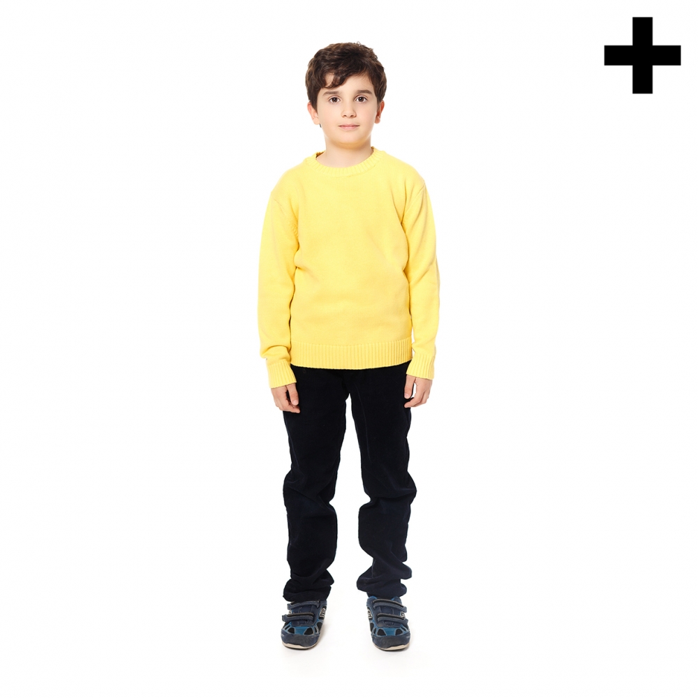 Imagen en la que se ve un niño de cuerpo entero