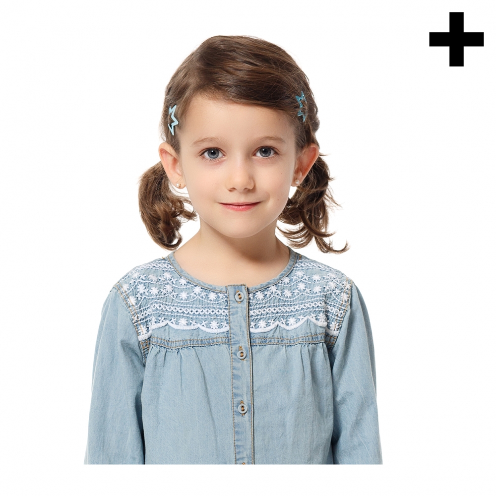 Imagen en la que se ve una niña de medio cuerpo