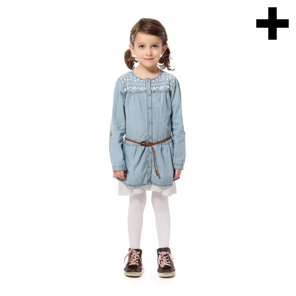 Imagen en la que se ve una niña de cuerpo entero